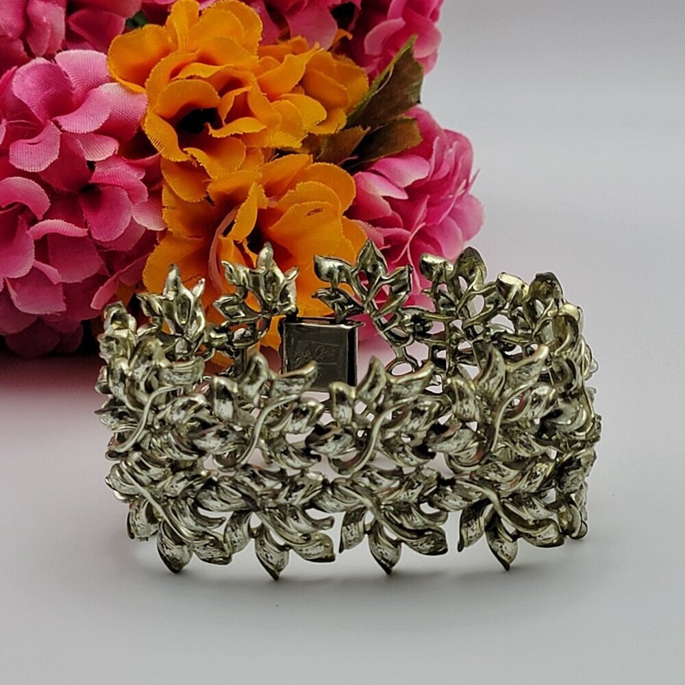 Coro Silver Tone Textured Leaf Vine Link Chain Bracelet 7 Inch Fold Over Clasp
